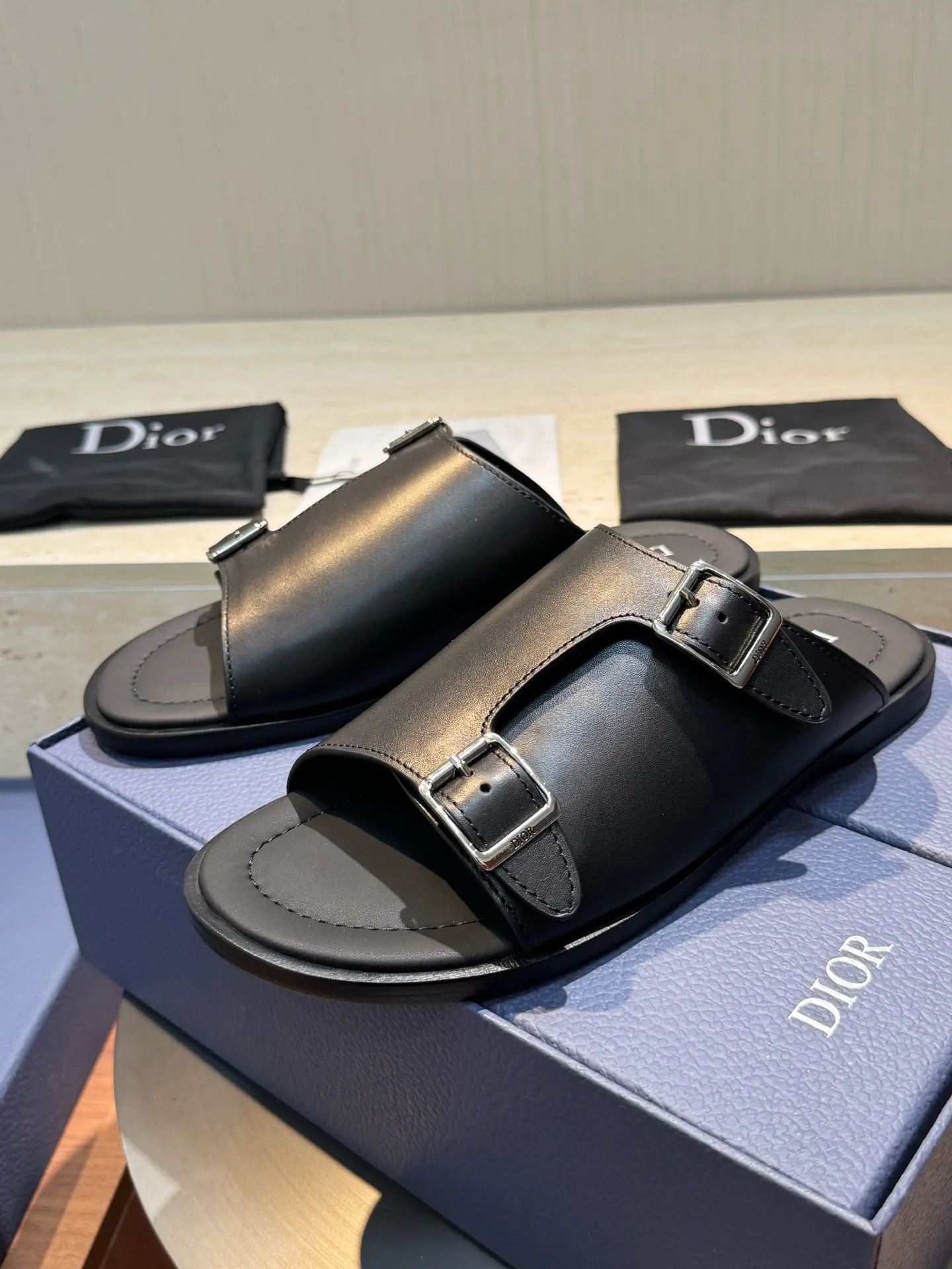 [Dior] Top P: 560💰 -Size: 39-44 (38, 45 custom-made) Dior Dior Alias ​​men's leather slippers This Alias ​​sandal is a new summer product, showing a casual and elegant style. Carefully crafted from grained cow leather and Oblique printed fabric, with cowhide lining! Cross-strap design with metal-clad brass CD Diamond logo. The imported cowhide leather and rubber sole adds sophistication and comfort, while Oblique print-effect anti-slip panels add style.